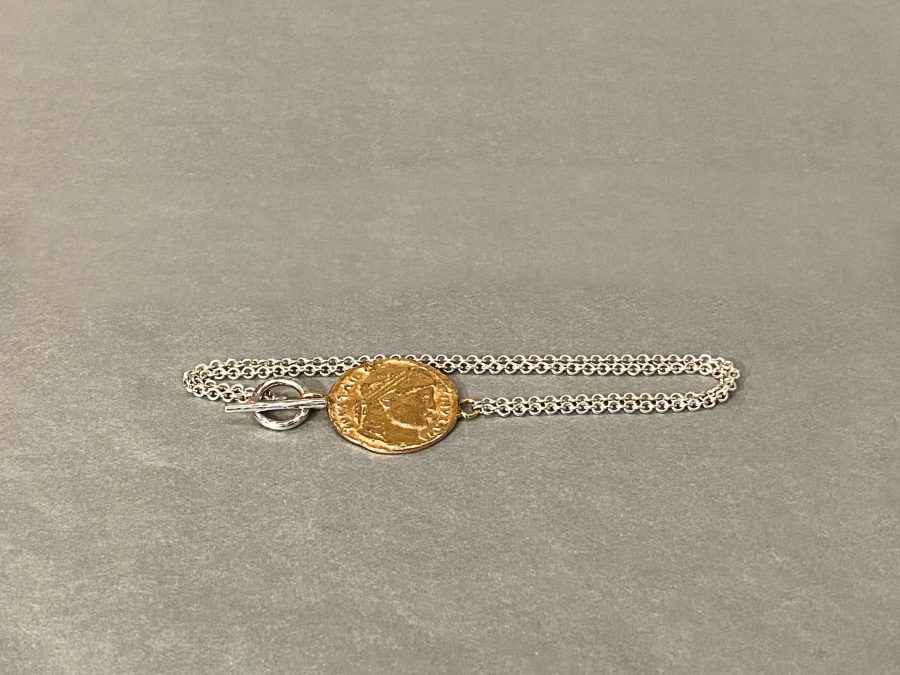 Armband aus Silber mit einer Münze
