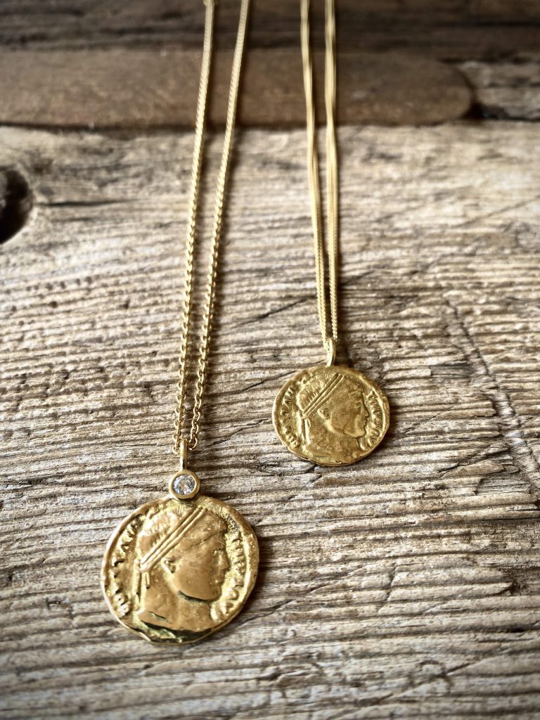 Dos cadenas talismán con moneda romana